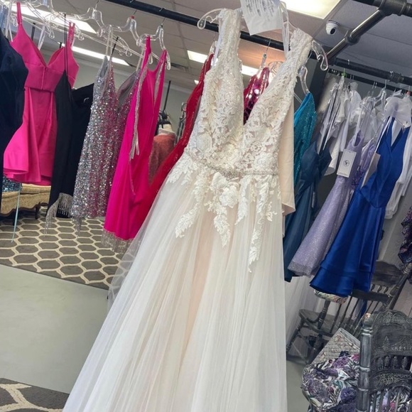 Wedding dress - Picture 2 of 3